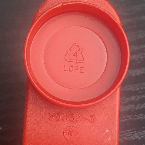 Tupperware Flip-Top Seal for 16 oz. Straight-Sided Tumbler Cups Red Lid 5513 - Picture 8 of 9